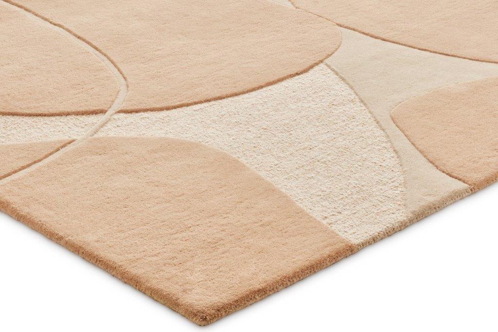 Een close-up van het Bolsena Lago Pink 340x307 vloerkleed in beige en crème, met een modern abstract geometrisch patroon met verhoogde, gestructureerde delen.