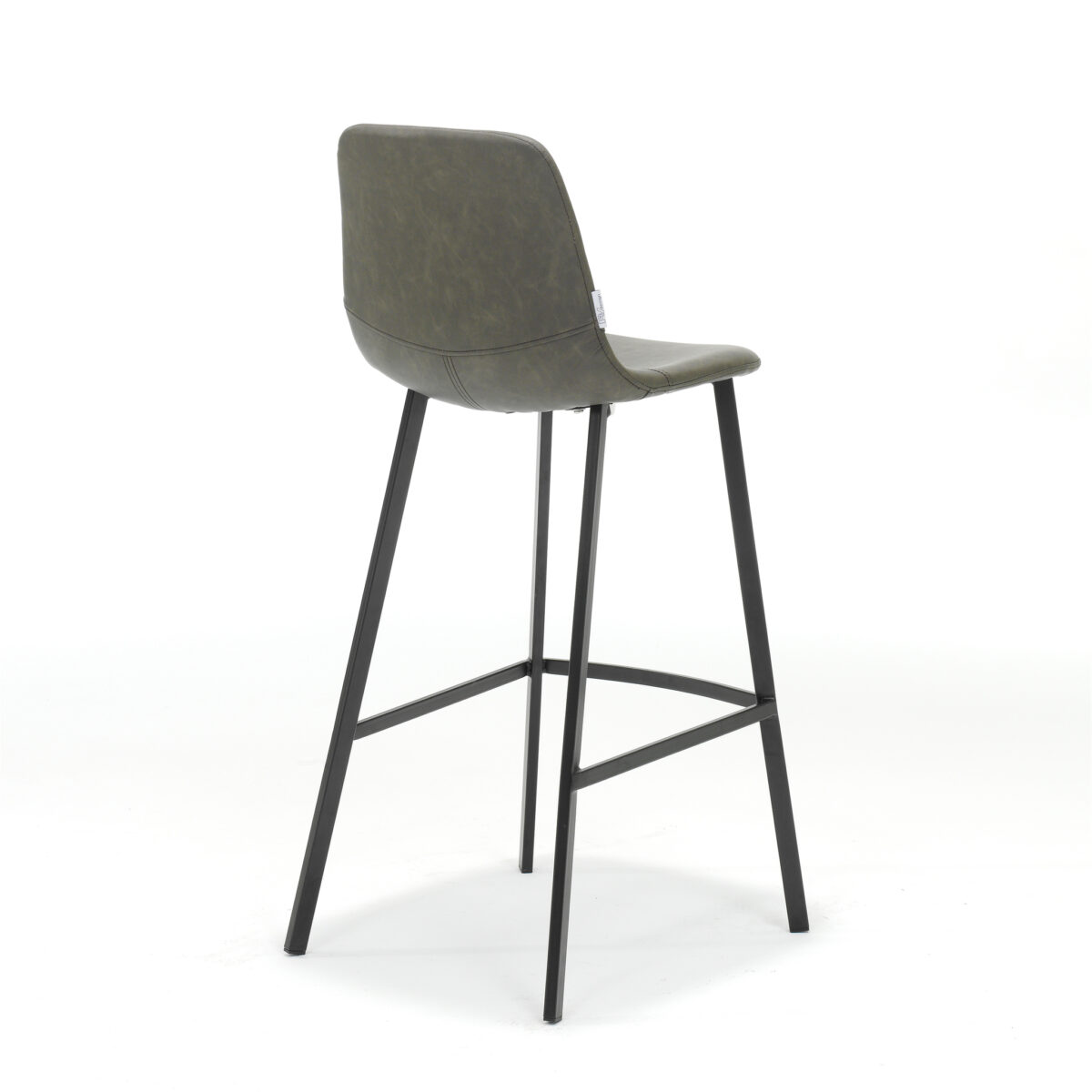 De Barkruk Bari Zwart Stof Vintage Taupe is een moderne barkruk met een zitting en rugleuning van vintage taupe stof, ondersteund door vier slanke zwarte metalen poten met een voetensteun, afgebeeld tegen een effen witte achtergrond.