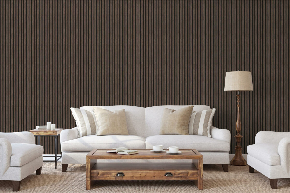 Een moderne woonkamer met een witte bank, fauteuils, houten salontafel en staande lamp voelt gezellig aan met een neutrale inrichting. De achtergrond is voorzien van een Akupanel Eiken Dark Walnoot 270 x 60 cm latwand akoestische wandpanelen voor een stijlvolle textuur.