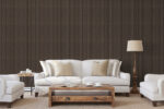 Een moderne woonkamer met een witte bank, fauteuils, houten salontafel en staande lamp voelt gezellig aan met een neutrale inrichting. De achtergrond is voorzien van een Akupanel Eiken Dark Walnoot 270 x 60 cm latwand akoestische wandpanelen voor een stijlvolle textuur.
