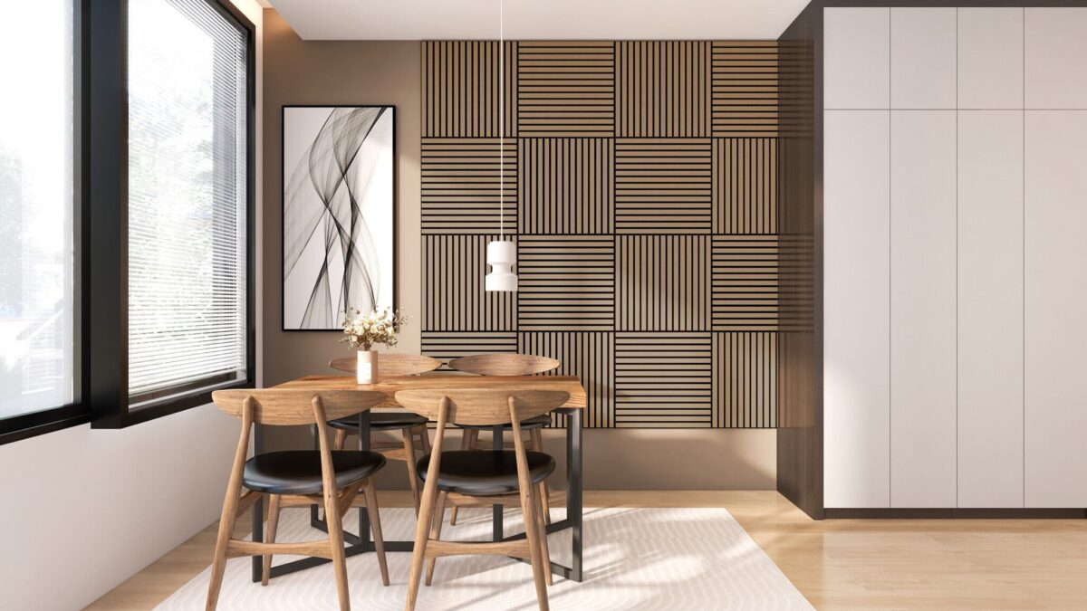 Moderne eethoek met een ronde houten tafel, vier stoelen, hanglamp, bloemenvaas, Akupanel Eiken Naturel 60 x 60 cm akoestische wandpanelen als geometrische accentmuur, abstracte kunst en grote ramen met natuurlijk licht.