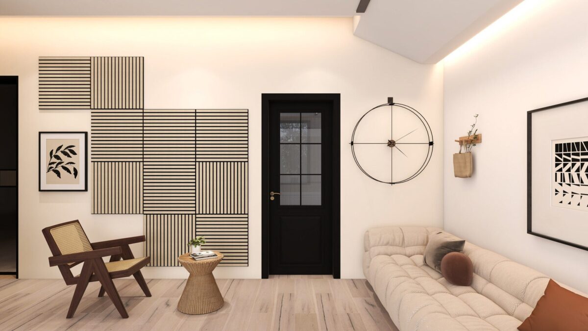 Een moderne woonkamer heeft een beige bank, een houten stoel, een kleine ronde tafel, minimalistische geometrische en botanische muurkunst en een Akupanel Eiken Light Naturel 60 x 60 cm akoestisch paneel. Bij de zwarte deur hangt een grote klok.