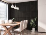 Moderne eetkamer met een Akupanel Eiken Zwart 60 x 60 cm lattenwand akoestische wandpanelen op de accentmuur, een houten tafel, zes wit gestoffeerde stoelen, hanglampen, een potplant en jaloezieën die natuurlijk licht binnenlaten.