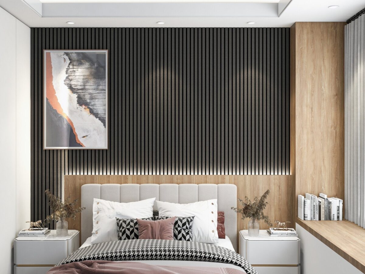 Een moderne slaapkamer met een neutraal kleurenpalet heeft een bed met wit en blush beddengoed, nachtkastjes, abstracte kunstwerken, boeken, planten en een Akupanel Eiken Zwart accentmuur met latten voor extra stijl en akoestische voordelen.