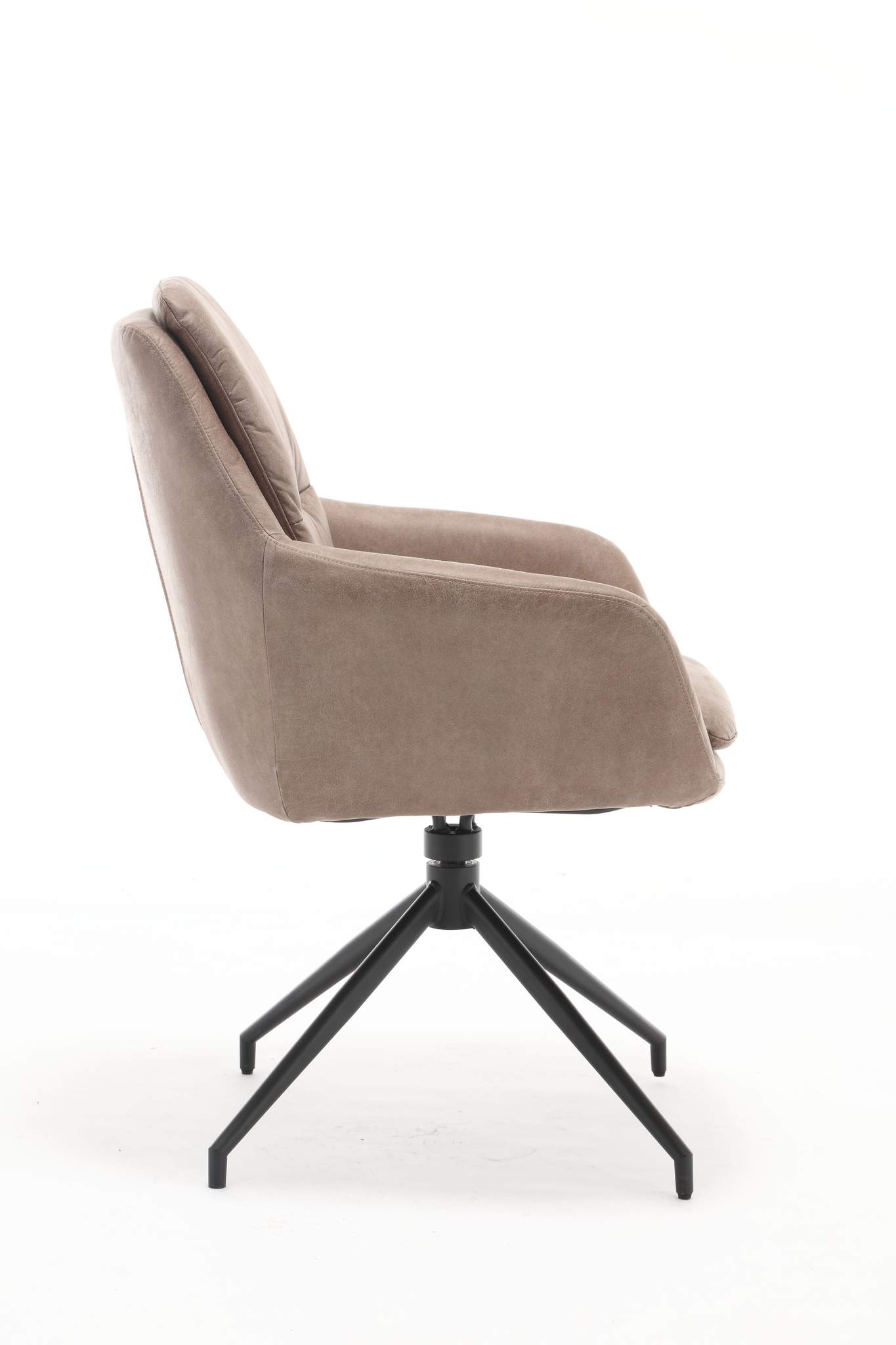 Zijaanzicht van de Stoel Dave Dallas Leather Elephant, een moderne taupekleurige stoel met een zachte zitting en een draaibaar onderstel van zwart metaal met vier poten, tegen een effen witte achtergrond.