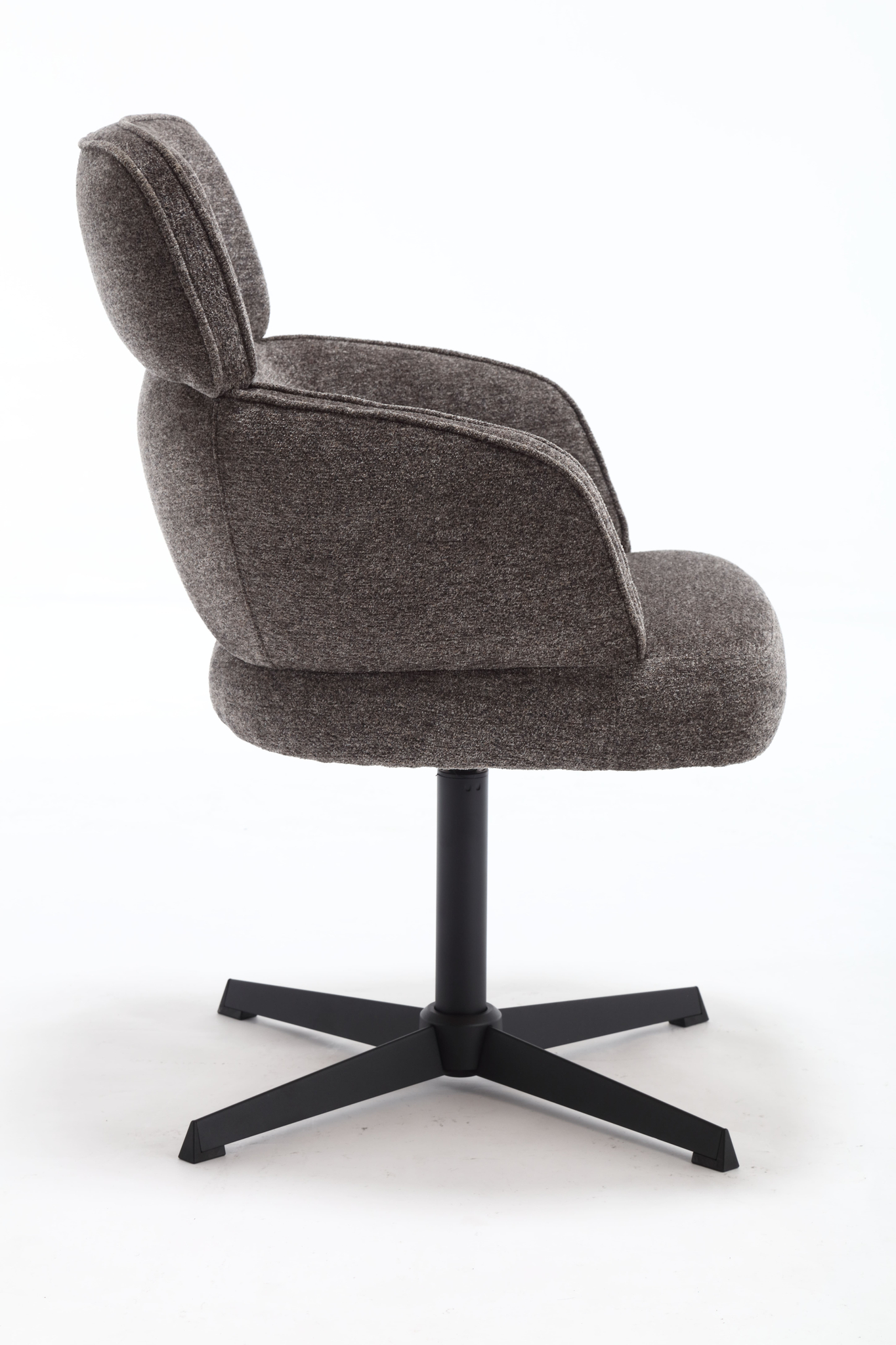 De Stoel July Picasso Charcoal Grey 9302 heeft grijs gestoffeerde kussens, een gebogen rugleuning en een zwart metalen vierpuntsvoet, afgebeeld in zijaanzicht tegen een witte achtergrond.