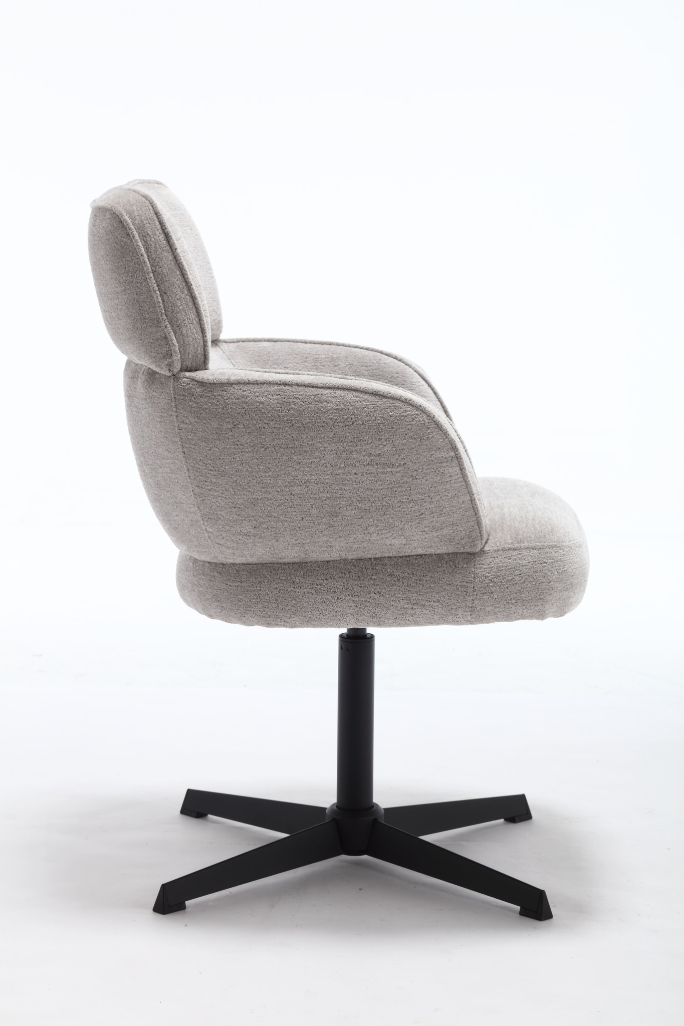De Stoel Max Picasso Silver Lining is een moderne, lichtgrijs gestoffeerde bureaustoel met een gecapitonneerde zitting en rugleuning, een zwart metalen onderstel met vier poten, vanaf de zijkant afgebeeld op een effen witte achtergrond.