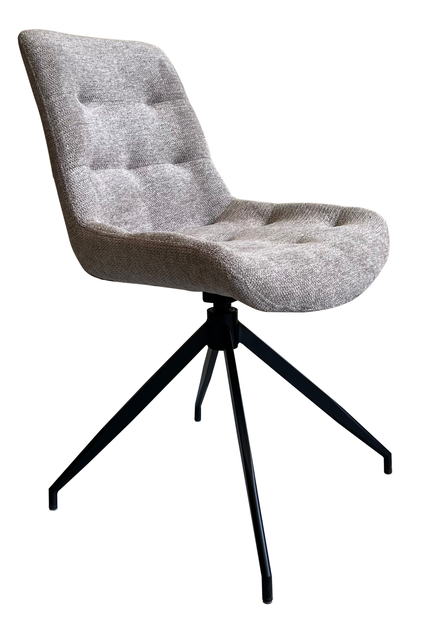 De Stoel Ella Brego Warm Grey is een modern gestoffeerde stoel in lichtgrijs, met een gecapitonneerde, licht gebogen rugleuning en zitting, en vier zwarte gehoekte metalen poten in een stervormig onderstel. Afgebeeld tegen een witte achtergrond.