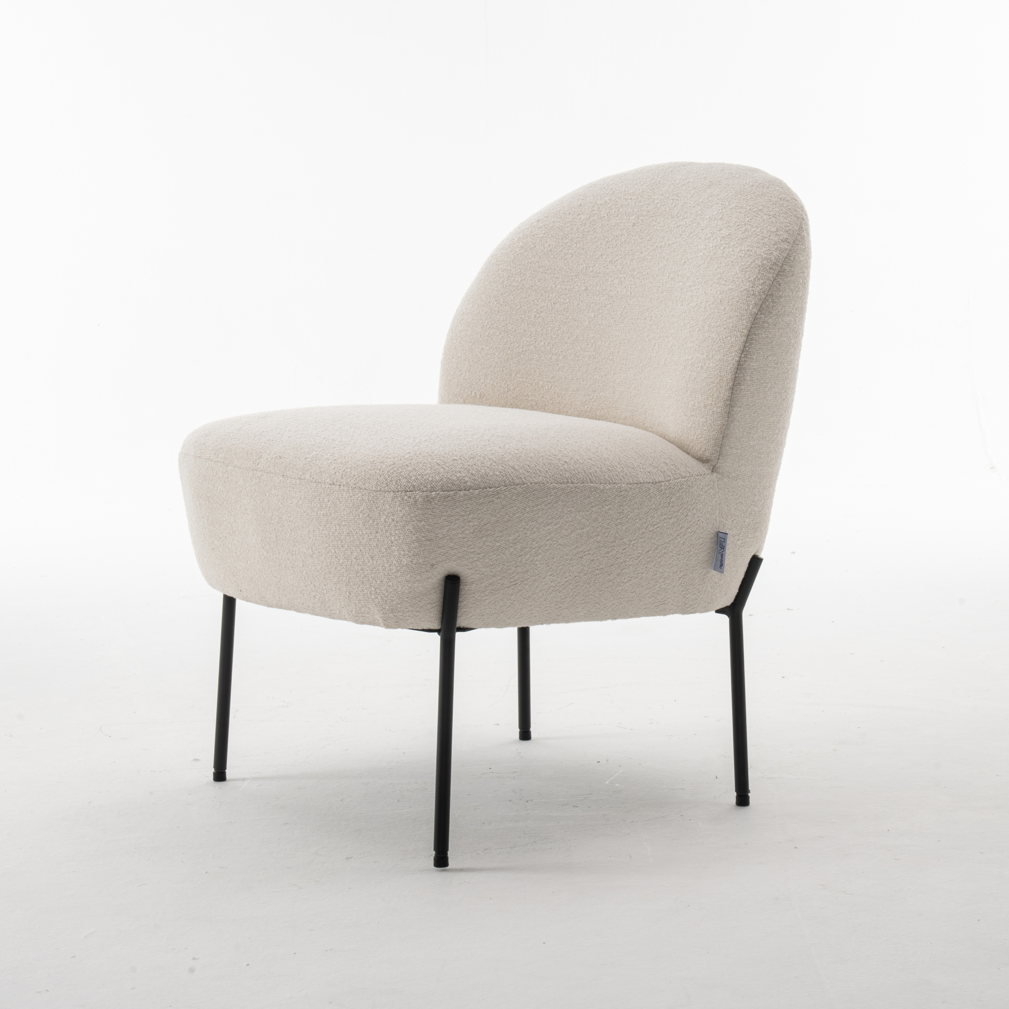 De Baudin fauteuil Stof Teddy Ivory 101 is een moderne accentstoel met een afgeronde rugleuning en zitting bekleed met ivoorkleurige textuurstof, voorzien van vier slanke zwarte metalen poten tegen een effen witte achtergrond.