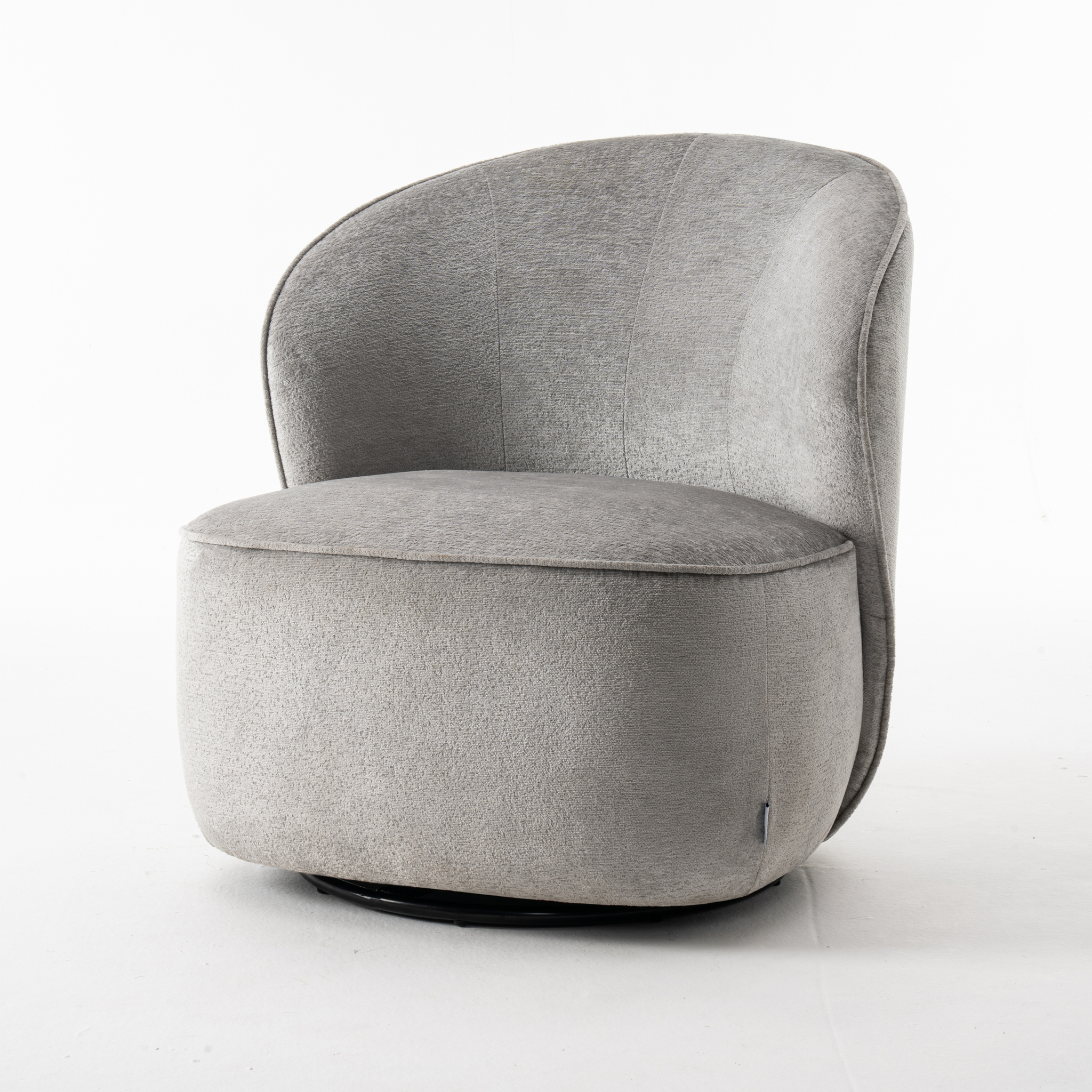 De Sammy Draaifauteuil Stof Loris #08 Grey is een moderne draaifauteuil met een afgeronde rugleuning en een pluche zitting, bekleed met een zachte, lichtgrijze structuurstof tegen een effen witte achtergrond.