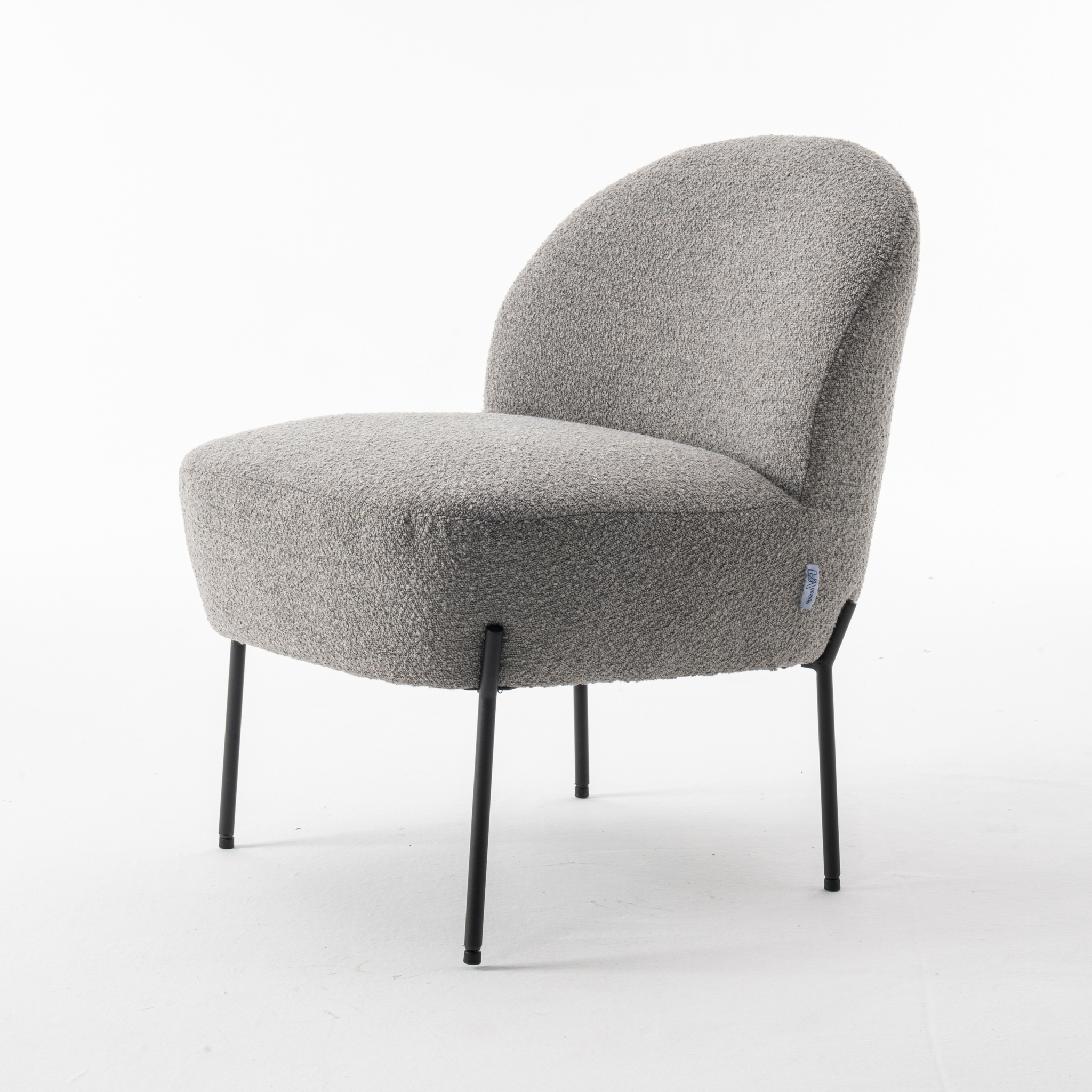 De Baudin fauteuil Stof Teddy Steel 149 heeft een modern ontwerp met lichtgrijze structuurbekleding, een ronde rugleuning en slanke zwarte metalen poten, tegen een effen witte achtergrond.