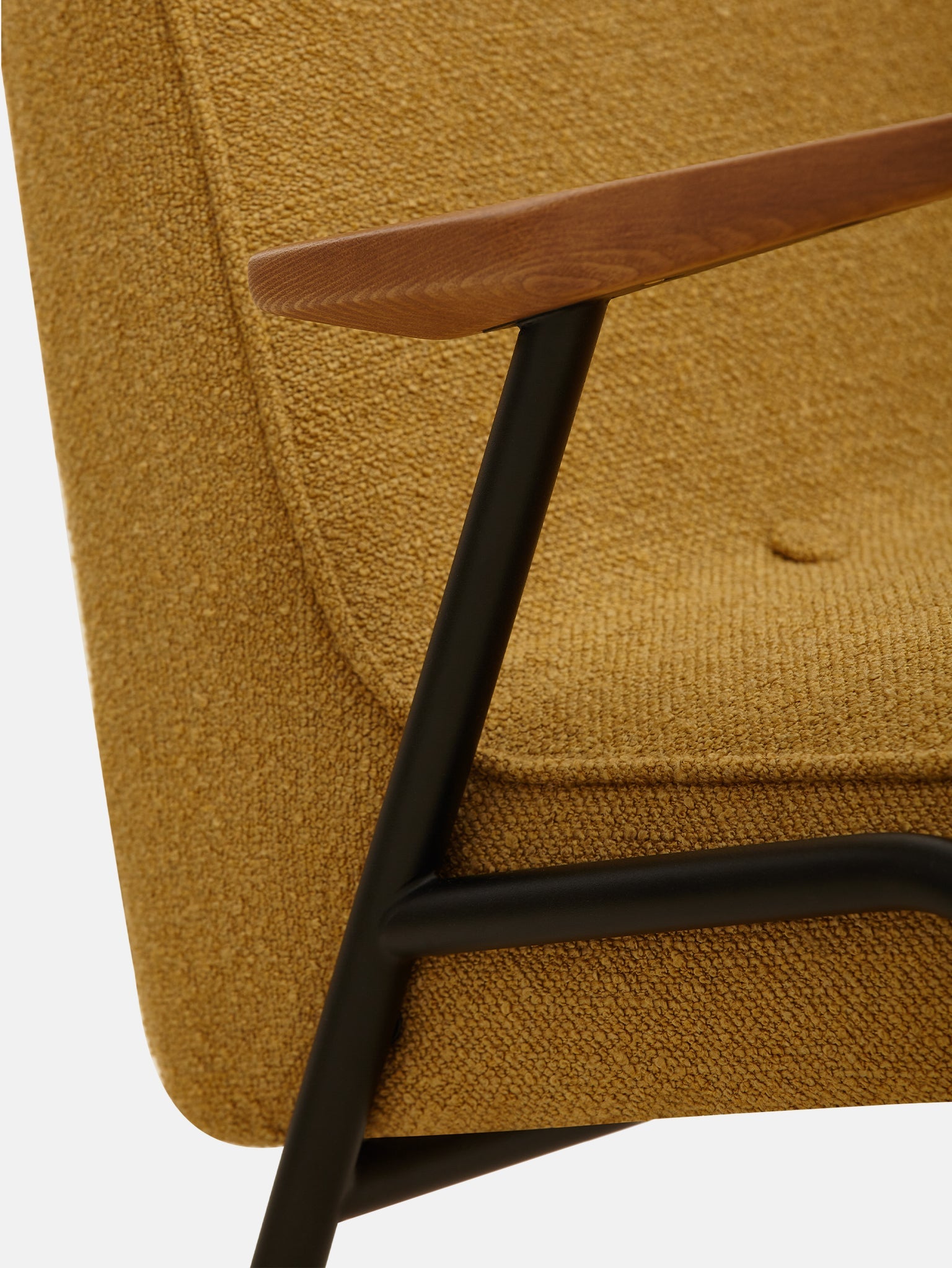Close-up van de 200-190 Barkruk S/65 Timber ND Dark Wood, met donkerhouten accenten, een zwart metalen frame en gestructureerde bekleding in een modern, minimalistisch ontwerp.