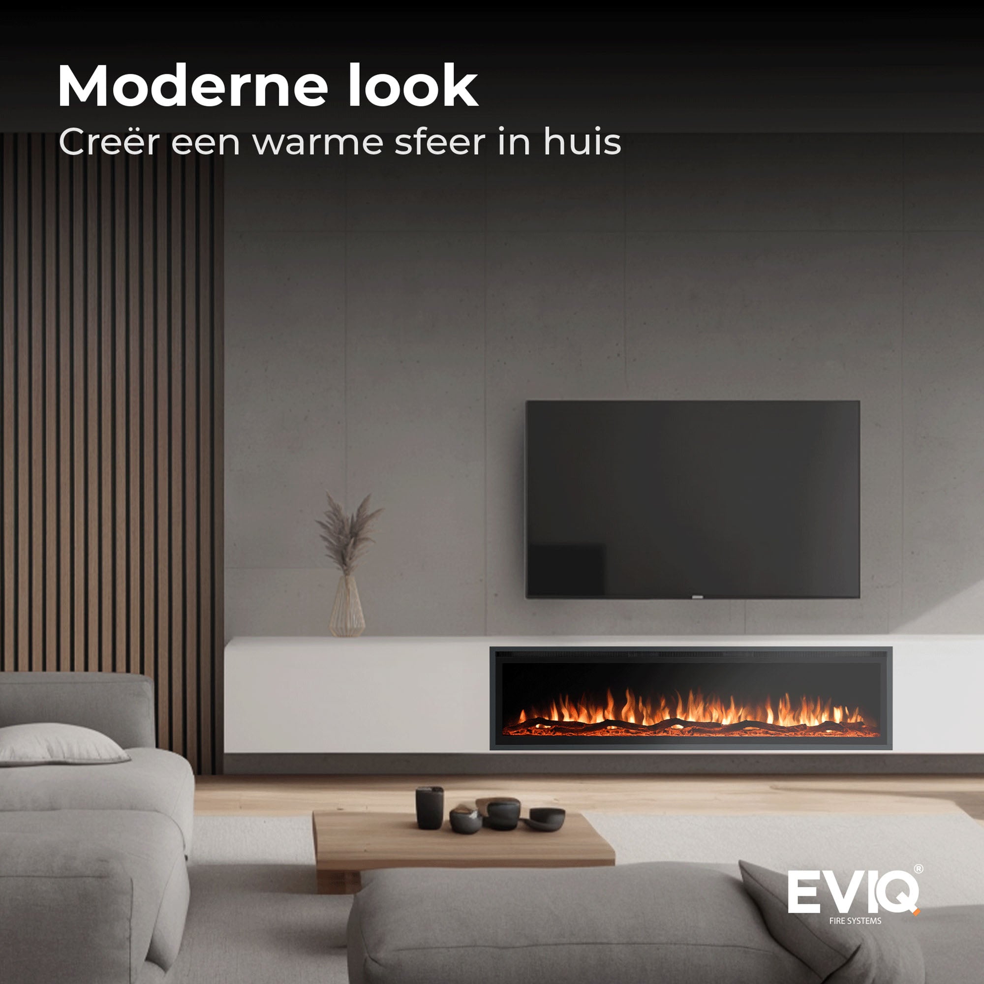 Een moderne woonkamer met een grijze bank, lage tafel en wand-tv. De Elektrische sfeerhaard Royal Paris - Inbouwhaard zorgt samen met neutrale tinten voor een warme, eigentijdse sfeer. Aanbevolen voor een gezellig thuis (tekst in het Nederlands).
