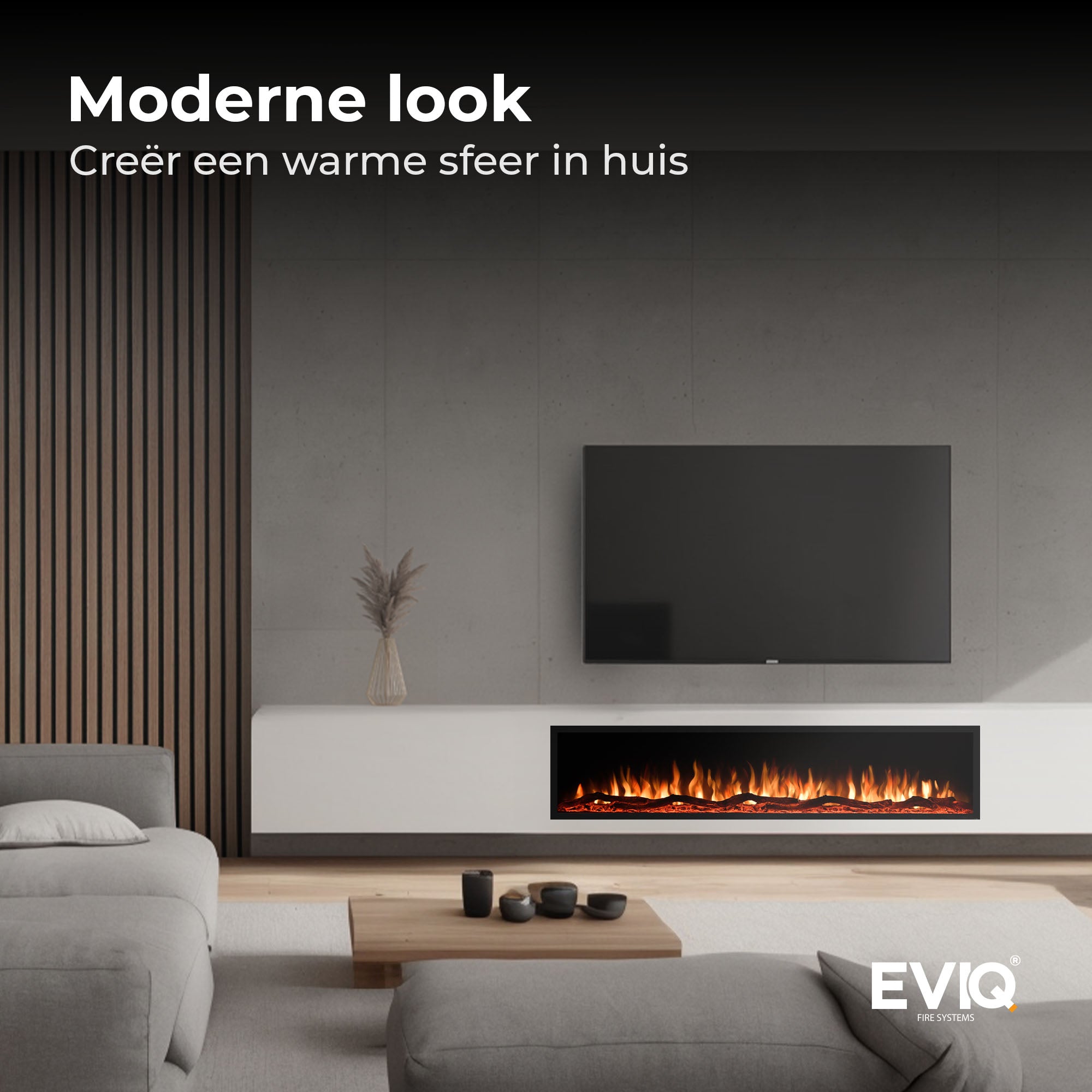 Een moderne woonkamer met minimalistische grijze meubels, verticale houten wandlatten, een gemonteerde tv en de Elektrische sfeerhaard Deluxe - Inbouwhaard hieronder voor een warme sfeer. Tekst: Moderne look, Creëer een warme sfeer in huis.