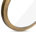 Close-up van de onderrand van de Spiegel Organisch Goud, een ronde spiegel met een gestructureerde, goudkleurige metalen lijst tegen een witte achtergrond.