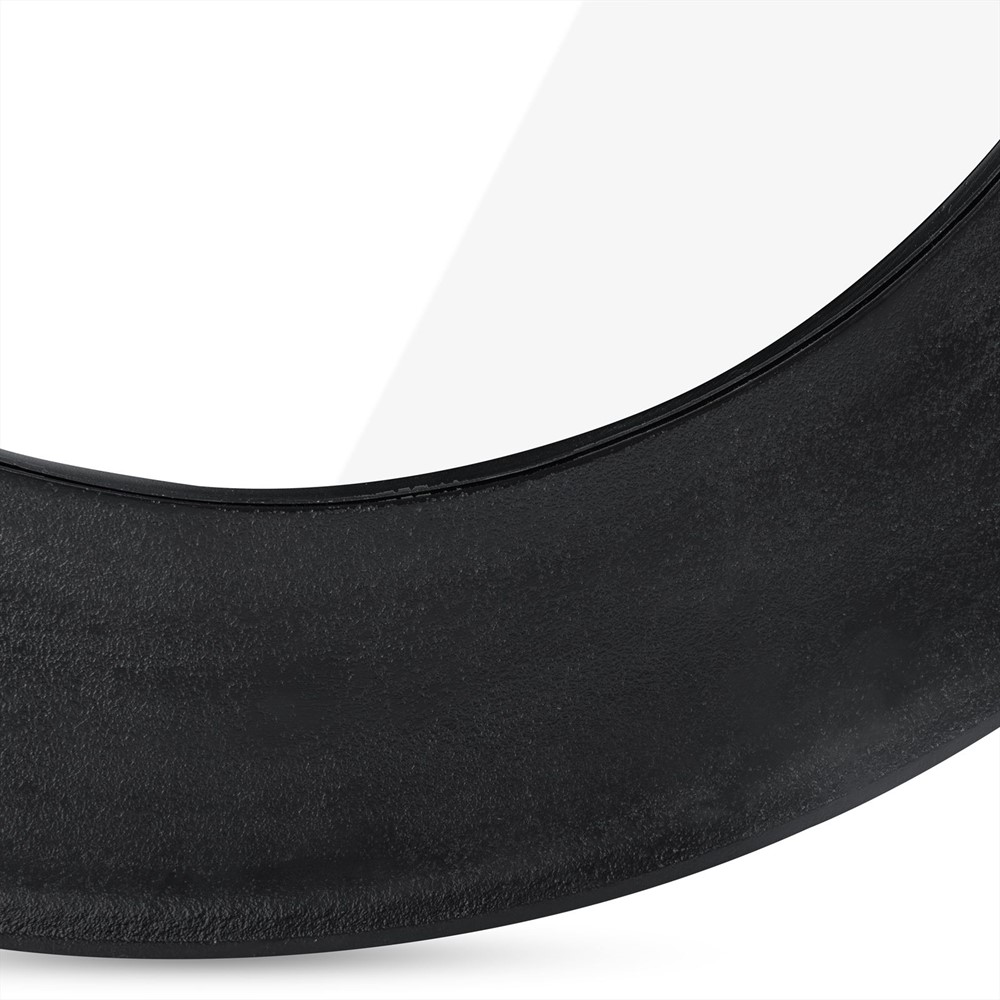 Close-up van de Spiegel Rond Zwart Klein, met het zwarte metalen frame en de gladde, matte afwerking naast het reflecterende oppervlak.