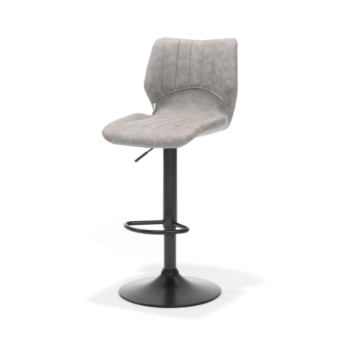 De Bobby barkruk - Stof UKFR Soft Pebble is een moderne barkruk met een lichtgrijze beklede zitting en rugleuning met verticale stiksels, een zwart metalen voetstuk, voetensteun en in hoogte verstelbare hendel, afgebeeld op een witte achtergrond.