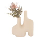 Een moderne vaas van zandkleurig keramiek (8x23,5x27 cm) met twee openingen toont een enkele roze proteabloem en groen gebladerte tegen een witte achtergrond.