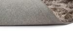 Close-up van het Arezzo ST Grey 803 170x230 tapijt met een omgedraaide hoek. De textuur van de antisliprug en het zachte, pluchen oppervlak tegen een witte achtergrond komen duidelijk naar voren.