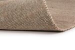 Close-up van het Bressano Beige 142 200x300 tapijt, met de nadruk op het geweven patroon en de netjes gestikte randen, met een hoek omhoog gekruld om de dikte van het materiaal te laten zien tegen een witte achtergrond.