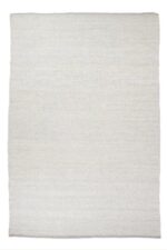 Het vloerkleed Genua Cloud White 815 met afmetingen 170x230 heeft een rechthoekige vorm met een subtiel structuurpatroon en strakke randen in een lichte, neutrale tint, plat neergelegd tegen een witte achtergrond.