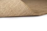 Een close-up van het San Stefano Dark Beige 08 200x300 vloerkleed toont de lichtbruine geweven textuur en weefdetails, met één hoek iets omhoog tegen een witte achtergrond.