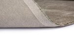 Close-up van het beige Rome Green 06 200x300 tapijt, met een hoek omgedraaid om de gestructureerde achterkant en gestikte rand te onthullen, tegen een witte achtergrond.