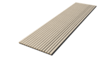 Het Akupanel Eiken Light Naturel 270 x 60 cm akoestisch wandpaneel heeft een rechthoekig ontwerp met gelijkmatig verdeelde verticale lamellen op een zwarte drager, schuin afgebeeld tegen een witte achtergrond.