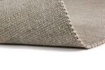 Een close-up van het Bressano Light Beige 141 200x300 vloerkleed benadrukt het getextureerde weefsel en de dikke, afgeronde rand, een toonbeeld van vakmanschap.