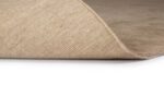 Een close-up van de zijkant van het San Stefano Light Beige 07 200x300 tapijt met een hoek omgevouwen, waardoor de geweven textuur en dikte goed uitkomen tegen een witte achtergrond.