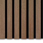 Close-up van Akupanel Eiken Mokka 60 x 60 cm akoestische wandpanelen: verticale houten latten met een natuurlijke bruine afwerking, gelijkmatig verdeeld met zwarte tussenruimtes voor een moderne, minimalistische look.