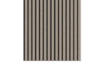 De Rosenwood Akupanel Monza Visgraat Visgraat 270 x 60 cm Lattenwand Akoestische wandpanelen hebben parallelle houten latten in een gestreept licht en donker patroon, die het grootste deel van een witte achtergrond bedekken.