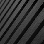 Close-up van Akupanel Eiken Zwart 60 x 60 cm Lattenwand Akoestische wandpanelen met diagonale zwarte houten latten met een herhalend geometrisch patroon dat diepte en schaduw toevoegt aan de afbeelding.