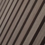 Close-up van de Akupanel Eiken Walnoot 60 x 60 cm Lattenwand akoestische wandpanelen, met gladde, gepolijste houten latten in parallelle diagonalen met verschillende bruintinten voor een opvallend gestreept effect.