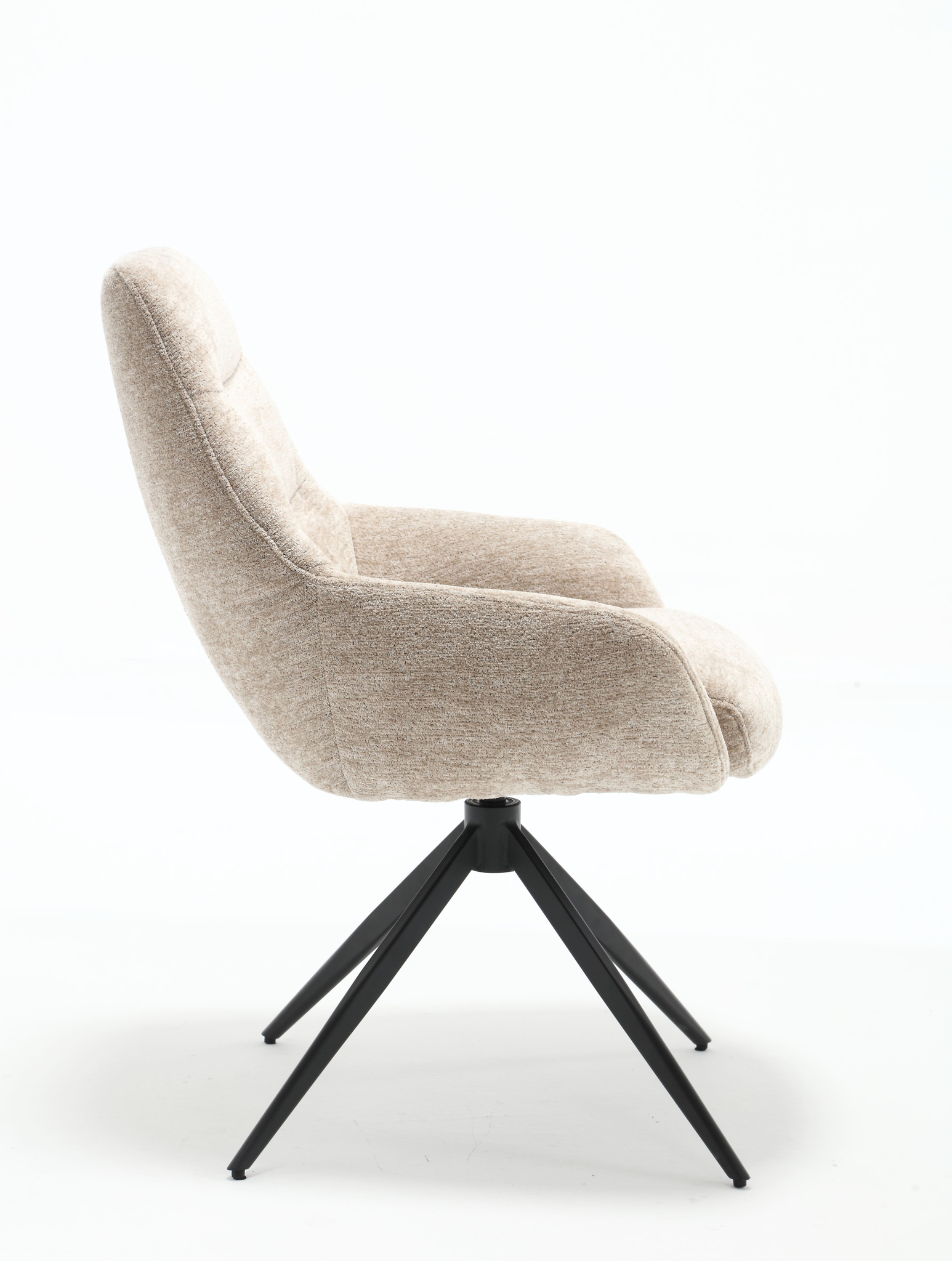 De Stoel July Picasso Cornstalk 9306 is een moderne beige gestoffeerde stoel met een gebogen rugleuning en armleuningen, voorzien van een zwart metalen draaivoet met vier schuine poten, vanaf de zijkant afgebeeld tegen een witte achtergrond.