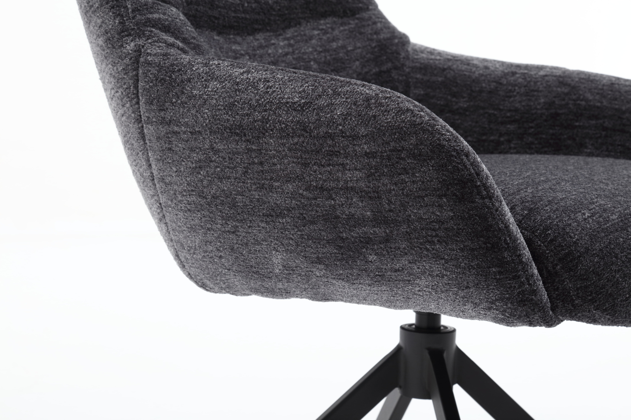 Close-up van de Stoel July Picasso Eifeltoren 9312 draaistoel in donkergrijze stof met zwarte metalen poten. De zitting, rugleuning en voet zijn gedeeltelijk te zien tegen een witte achtergrond.