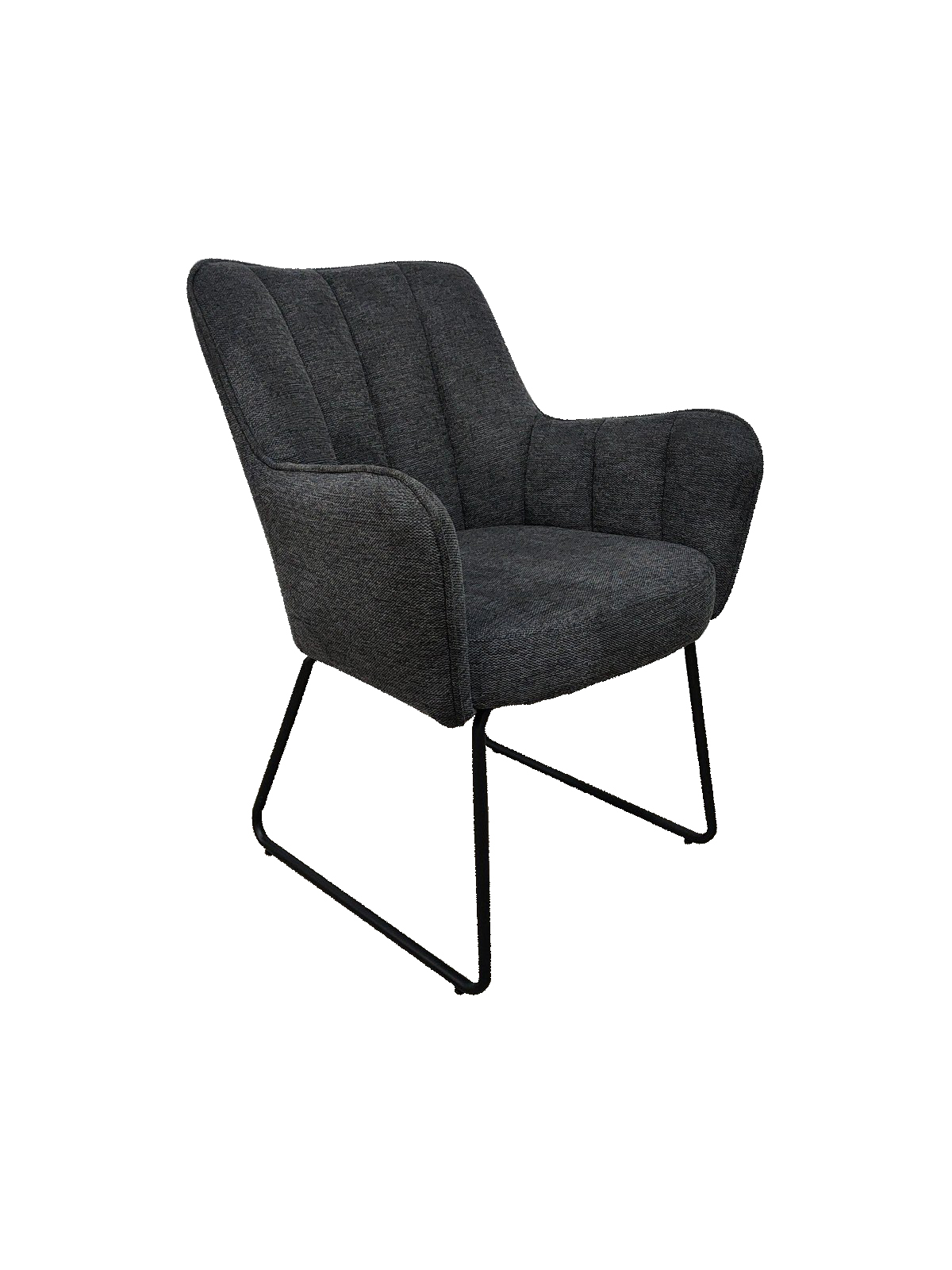 De Eetkamerstoel Kevin Bjorn Fabric Dark Grey is een moderne fauteuil met brede zitting, schuine rugleuning en slanke zwarte metalen poten, uitgevoerd in donkergrijze bekleding tegen een witte achtergrond.