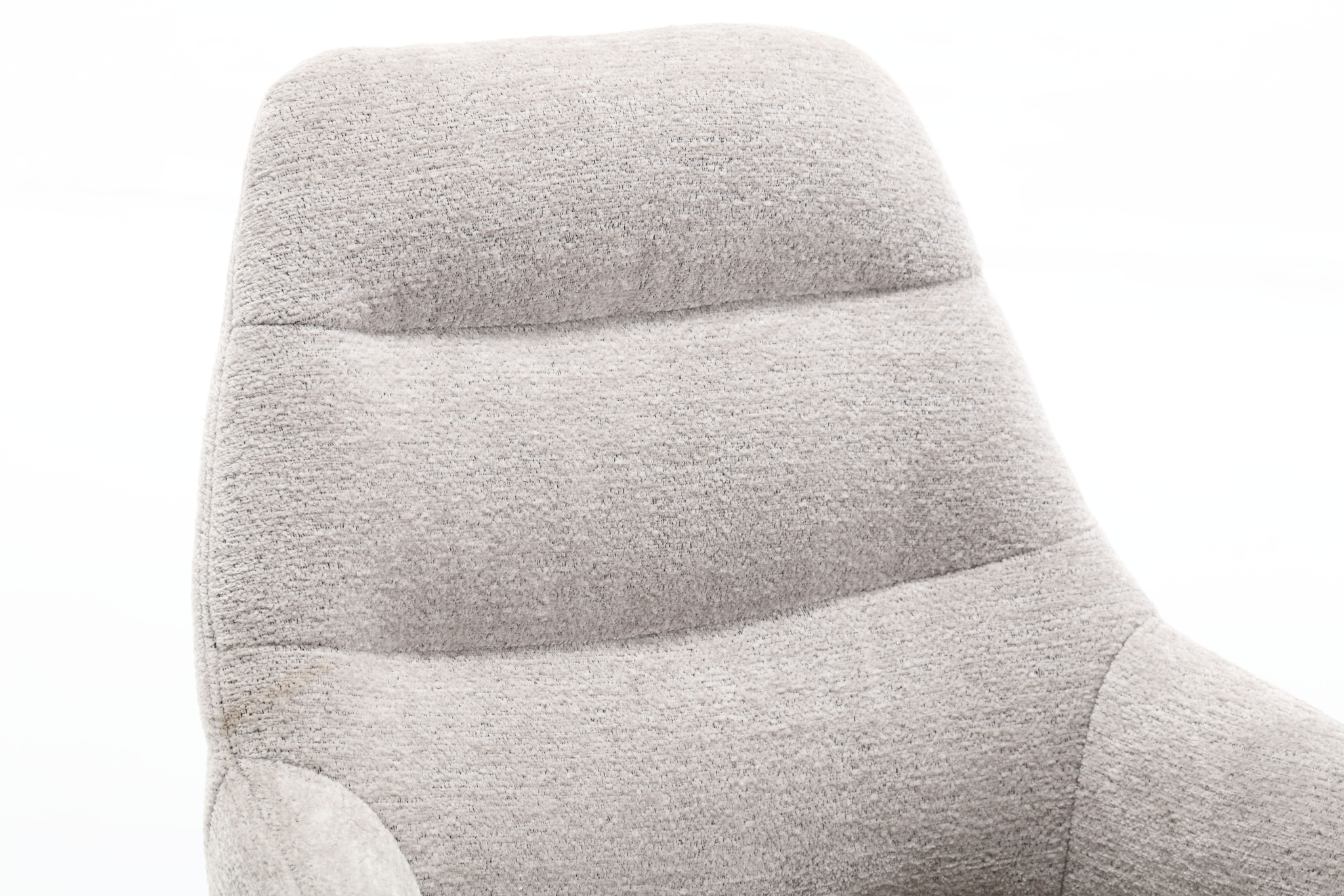 Close-up van de bovenkant van de Stoel July Picasso Silver Lining 9307, met lichtgrijze stof en een hoge rugleuning tegen een effen witte achtergrond.