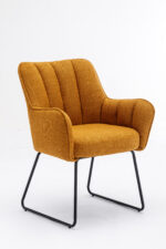 De Stoel Kevin Bjorn Fabric Mustard fauteuil heeft een modern ontwerp met mosterdgele bekleding, zit- en rugkussens en slanke zwarte metalen poten tegen een effen witte achtergrond.