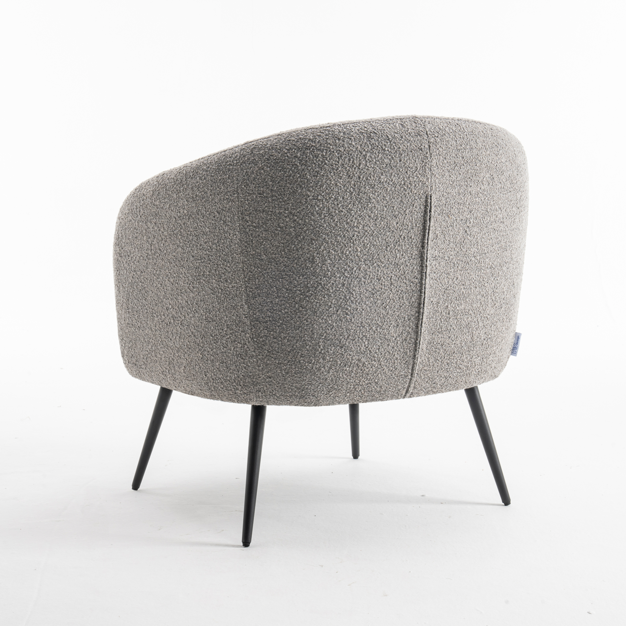 De Laura fauteuil Stof Teddy Steel 149 is een moderne lichtgrijs gestoffeerde accentstoel met afgeronde rugleuning en zijkanten, voorzien van vier slanke zwarte metalen poten, tegen een effen witte achtergrond.