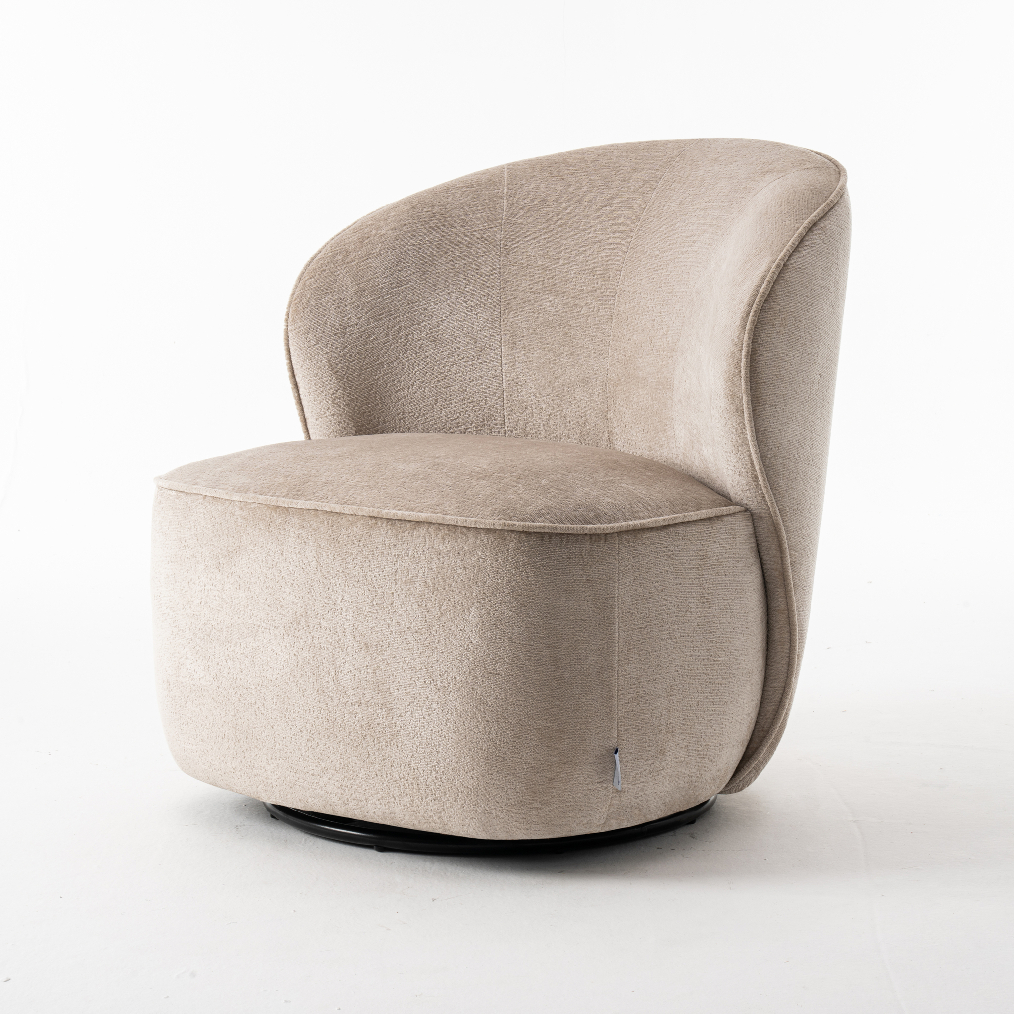 De Sammy Draaifauteuil Stof Loris #05 Beige is een moderne draaistoel met een ronde rugleuning en pluche beige bekleding tegen een effen witte achtergrond.