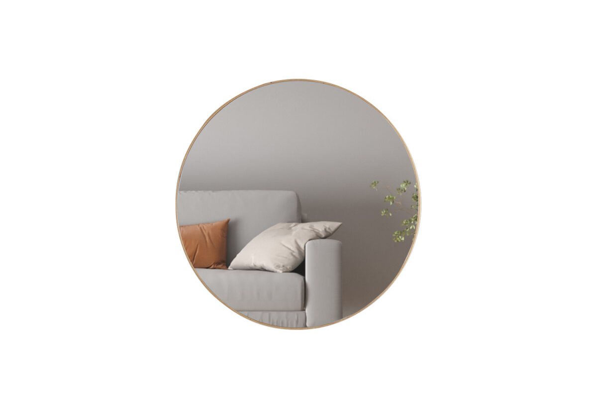 De Spiegel 'Ria' 80x80 Oude eik (1c) ronde spiegel weerspiegelt een deel van een lichtgrijze bank met beige en bruine kussens en een kleine groene plant, allemaal tegen een effen grijze muur.