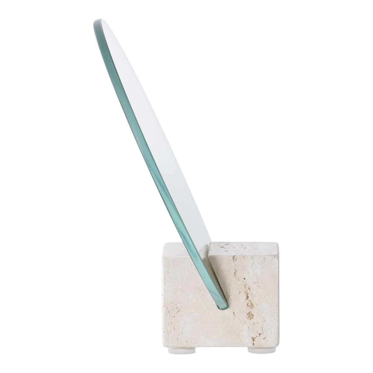 Een zijaanzicht van de Tafelspiegel, met een rechthoekige vorm met een groen getinte rand, schuin geplaatst in een beige stenen kubusvoet tegen een effen witte achtergrond.