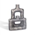 Twee eigentijdse Vaas Rechthoekig Zilver vazen met een gestructureerde, gehamerde metallic afwerking en een rechthoekig hol hart worden getoond, de ene iets achter en boven de andere, beide met een cilindrische hals tegen een witte achtergrond.