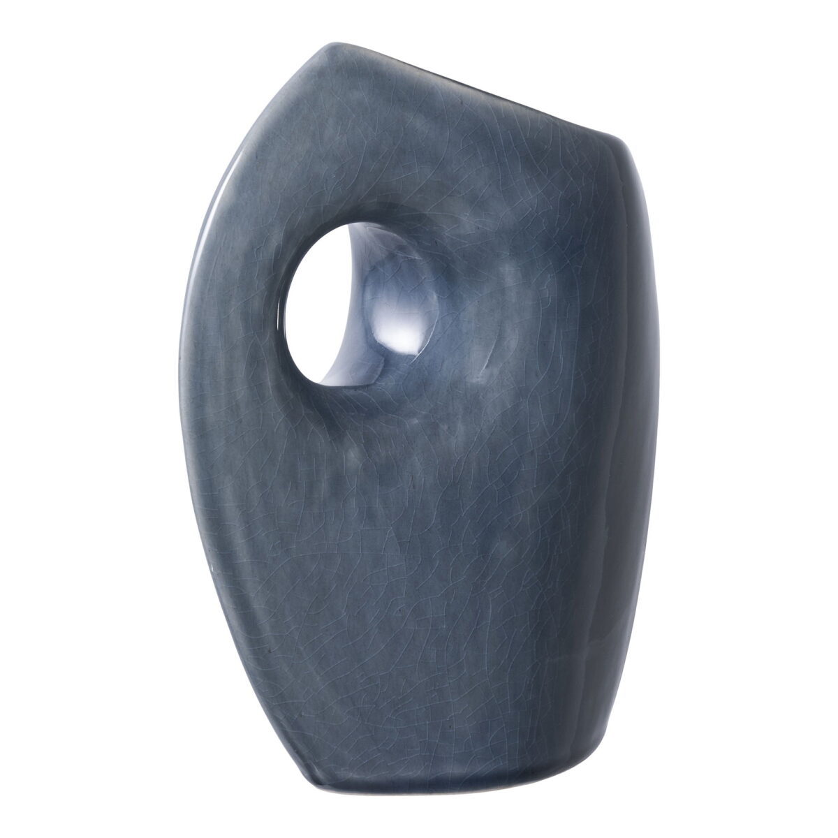 Een moderne, abstracte vaas van donkerblauw keramiek met een glad oppervlak en een ovale uitsparing bij de bovenkant, rechtopstaand tegen een witte achtergrond.