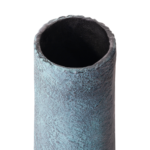 De Vaasje Langwerpig Blauw (set van 4) bestaat uit hoge, cilindervormige vazen met een gestructureerd, mat blauwgroen oppervlak en een wijd open bovenkant, van bovenaf gezien tegen een effen witte achtergrond.