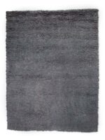 Het Merano Charcoal 013 170x230 is een rechthoekig, donzig grijs vloerkleed met een zachte, ruige textuur tegen een witte achtergrond.