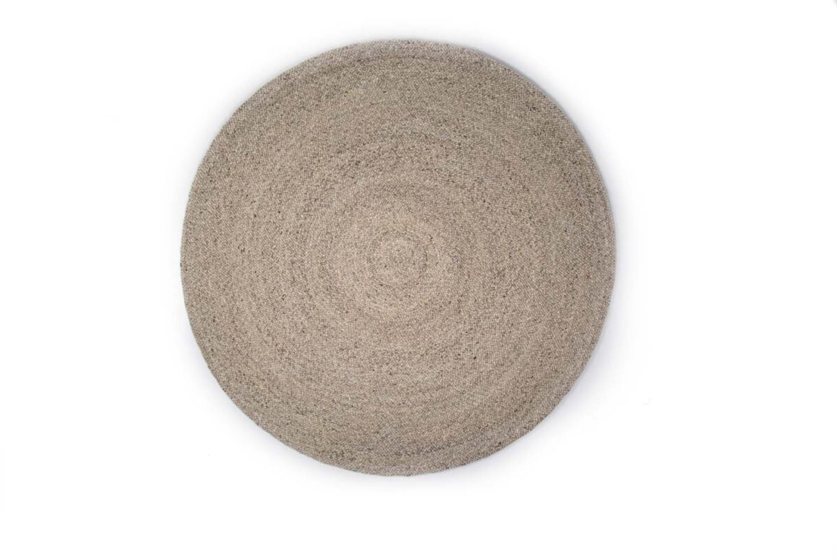 De Bellano ST Light Grey 814 ø200 is een rond, lichtgrijs geweven tapijt met een gestructureerd oppervlak en een subtiel concentrisch patroon, afgebeeld op een witte achtergrond.