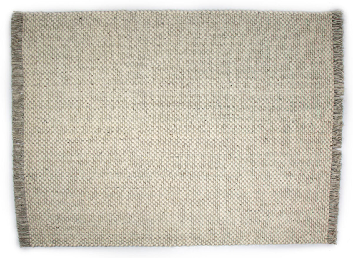 Burano White Grey 001-367 170x230 is een rechthoekig, geweven tapijt in beige tinten met een structuurpatroon en korte franjes aan de linker- en rechterkant, tegen een witte achtergrond.