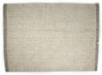 Burano White Grey 001-367 170x230 is een rechthoekig, geweven tapijt in beige tinten met een structuurpatroon en korte franjes aan de linker- en rechterkant, tegen een witte achtergrond.